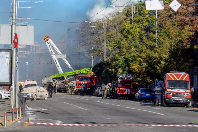 Despliegue de los servicios de emergencia tras un ataque ruso en Kiev