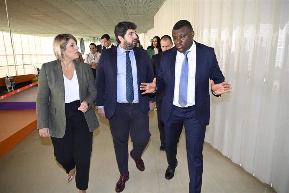 La alcaldesa de Cartagena, Noelia Arroyo; el presidente de la Comunidad, Fernando López Miras, y el director general de Combustibles Renovables y Economía Circular de Repsol, Tomás Malango