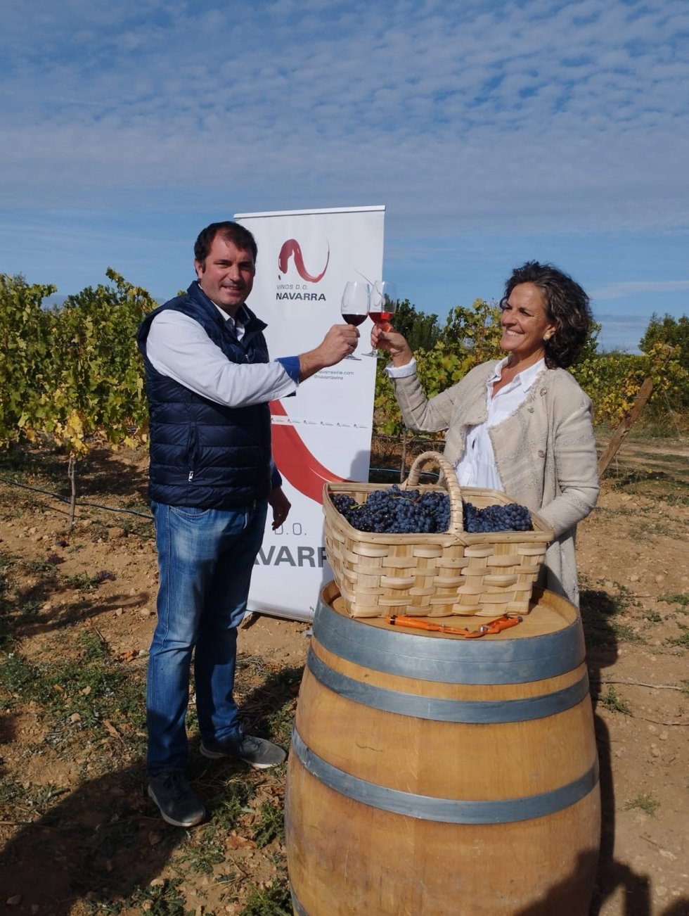 La consejera de Desarrollo Rural y Medio Ambiente del Gobierno de Navarra, Itziar Gómez, y el presidente de la DO Navarra, David Palacios, en el corte del último racimo de la vendimia..