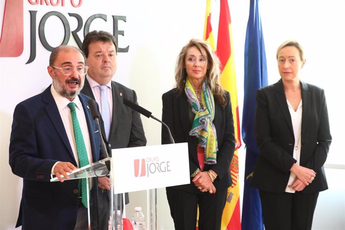 El presidente del Gobierno de Aragón, Javier Lambán, ha visitado las instalaciones de Grupo Jorge en la Expo.