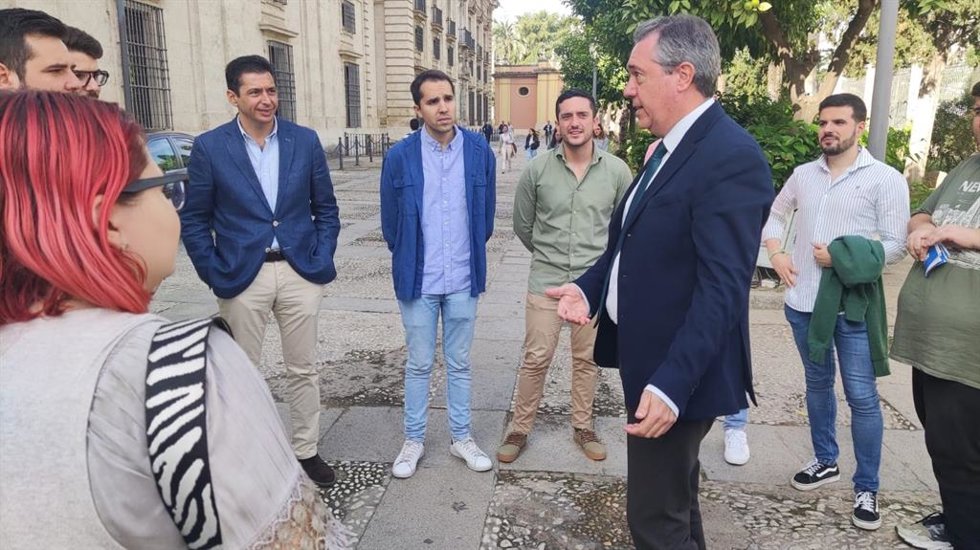 Juan Espadas, este lunes en Sevilla, junto a miembros de JSA