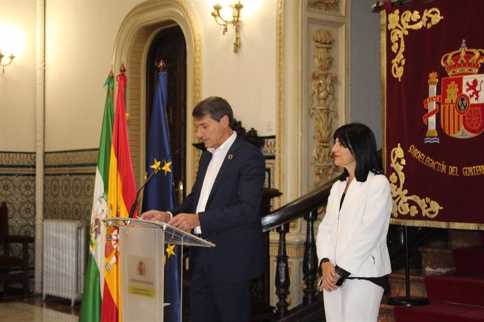 El delegado del Gobierno de España en Andalucía, Pedro Fernández, junto a la subdelegada del Gobierno en Granada, Inmaculada López Calahorro.