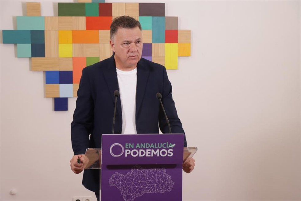 El portavoz adjunto parlamentario de Por Andalucía e integrantes de Podemos, Juan Antonio Delgado, en una fotografía de archivo