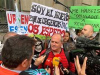 Decenas de personas claman frente a la Consejería por una solución para los sanitarios de urgencias extrahospitalarias