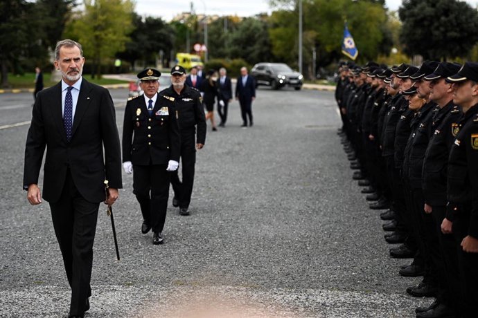 El Rey Felipe VI (c) a su llegada a la inauguración del Primer Curso Académico del Centro Universitario de Formación de la Policía Nacional en Ávila.
