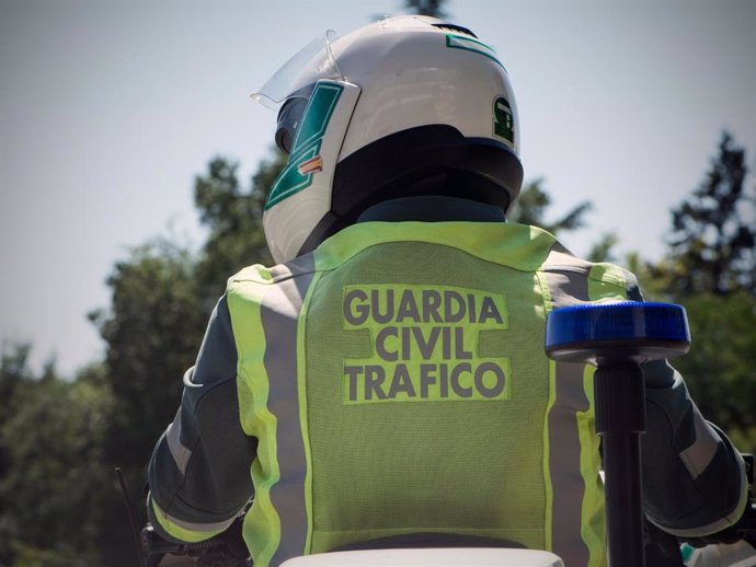 Un agente de Tráfico de la Guardia Civil de Huelva.