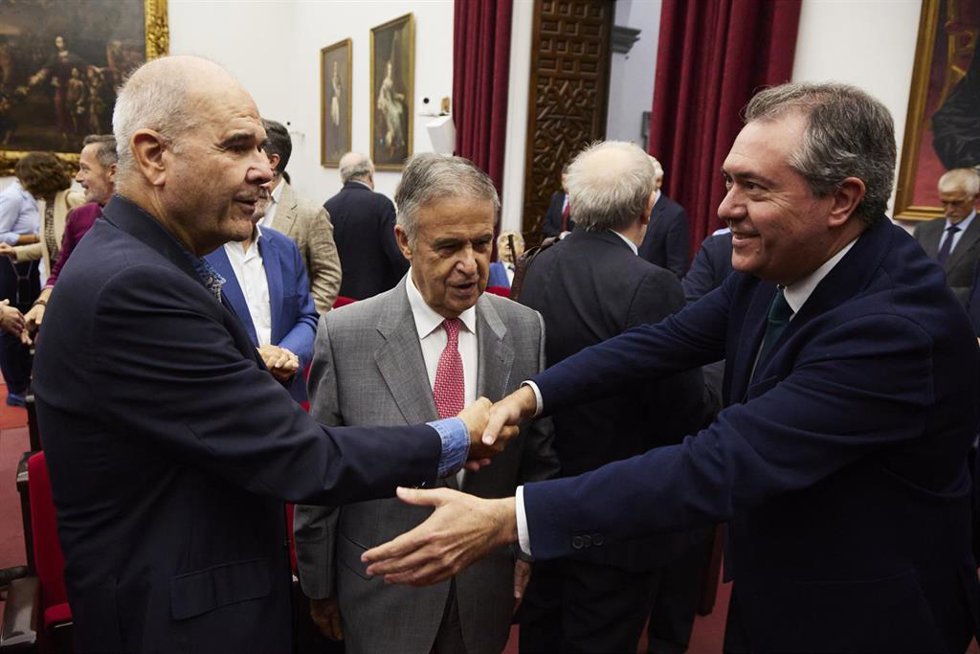 El secretario general del PSOE de Andalucía y Portavoz del Grupo Parlamentario Socialista, Juan Espadas, (d) saluda al expresidente de la Junta de Andalucía, Manuel Chaves, (i)