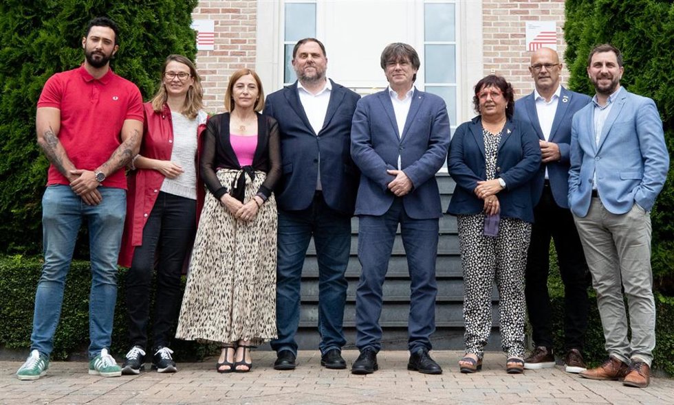Archivo - (I-D) El rapero Josep Valtnyc; la diputada de ERC Meritxell Serret; la expresidenta del Parlament Carme Forcadell; el exvicepresidente y líder de ERC, Oriol Junqueras; el expresidente de la Generalitat y líder de Junts, Carles Puigdemont