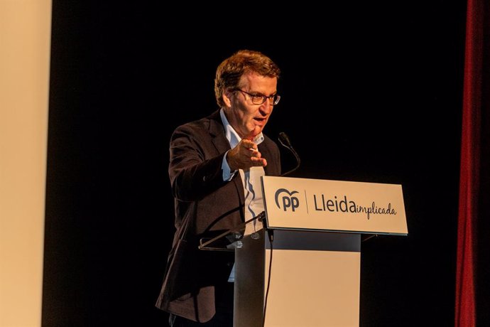 El presidente del Partido Popular, Alberto Núñez Feijóo, interviene en el 13 Congreso del PP, en el Teatre de l'Escorxador, a 23 de octubre de 2022, en Lleida, Cataluña, (España). Este acto se realiza para impulsar el proyecto de partido de los populare