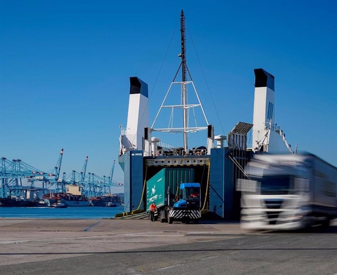 Tráfico contenedores en el puerto de Algeciras.