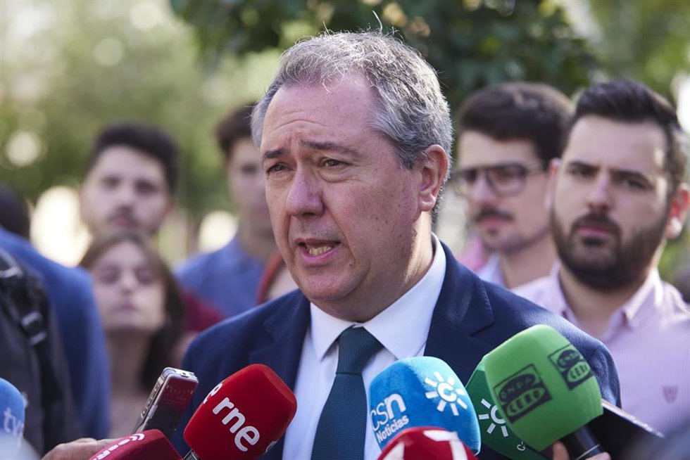El secretario general del PSOE de Andalucía y Portavoz del Grupo Parlamentario Socialista, Juan Espadas, atiende a los medios de comunicación en Sevilla.