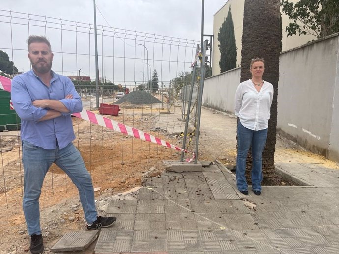 El portavoz del grupo municipal de Vox en el Ayuntamiento de Dos Hermanas (Sevilla), Adrián Trashorras, comprueba el estado de las obras de la avenida 28 de febrero.
