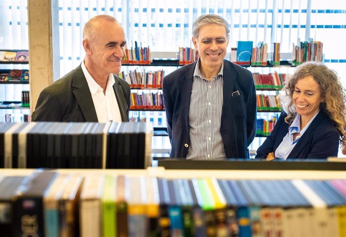 El alcalde de Sevilla, en una de las bibliotecas que conforman la red municipal, con ocasión del día mundial de estos espacios.
