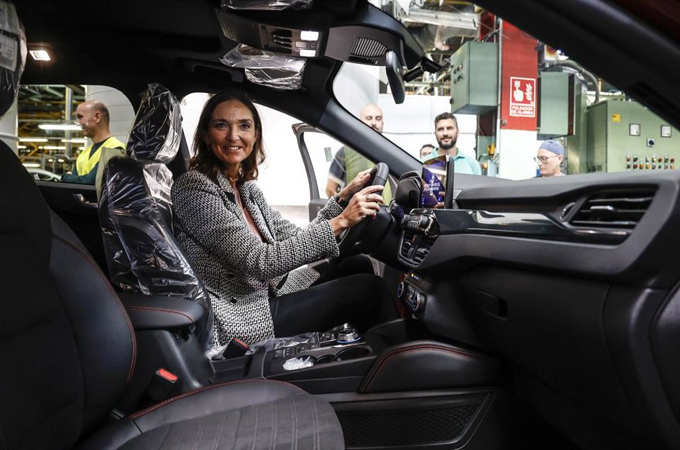 La ministra de Industria, Comercio y Turismo, Reyes Maroto, en un automóvil nuevo de Ford, durante su visita a las instalaciones de la fábrica de Ford en Almussafes, a 24 de octubre de 2022, en Almussafes, Valencia, Comunidad Valenciana (España). L