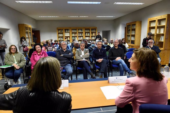 La conselleira de Medio Ambiente, Territorio e Vivenda, Ángeles Vázquez, ha mantenido una reunión con propietarios de inmuebles afectados por los incendios en la comarca de Valdeorras