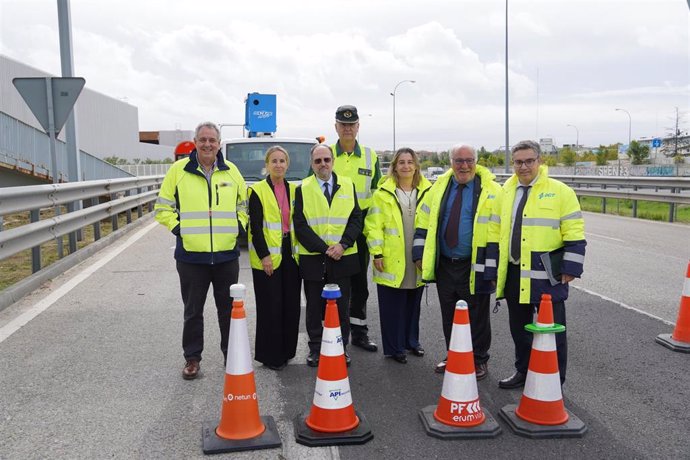 La DGT y la Dirección General de Carreteras presentan los conos conectados para evitar siniestros de tráfico