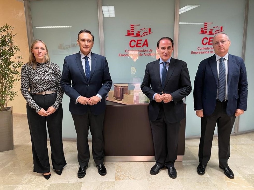 Junta y CEA advierten de que el Estatuto del Becario pone en peligro la continuidad de las prácticas en empresas de 9.000 alumnos