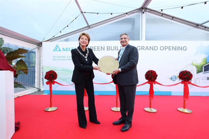 Deltas President & General Manager in the EMEA region Mr. Dalip Sharma receives the LEED Gold certification of its Helmond office from Mrs. Elly Blanksma, Mayor of Helmond