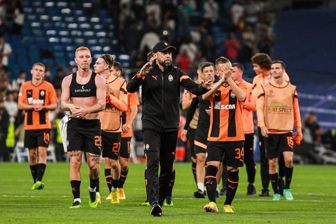Igor Jovecevic, head coach of Shakhtar, and players of Shakhtar greet the public after the UEFA Champions League, Group F, football match played between Real Madrid and Shakhtar Donetsk at Santiago Bernabeu stadium on October 05, 2022, in Madrid, Spain.