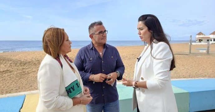 La diputada nacional por el PSOE de Huelva María Luisa Faneca (izquierda), en la playa de La Antilla.