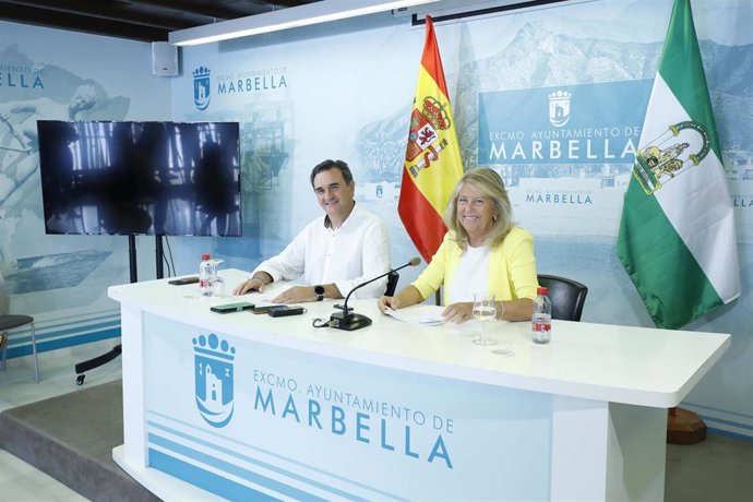 La alcaldesa de Marbella, Ángeles Muñoz, junto al edil de Hacienda y portavoz del equipo de gobierno, Félix Romero.