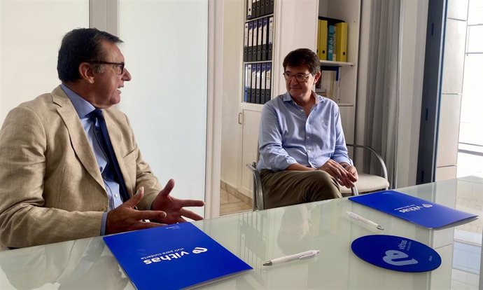 El gerente de Vithas Málaga, Rubén Sanz, y el presidente de sociación provincial de síndrome de Down Ricardo Fernandez-Palacios