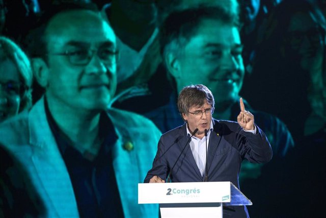 Archivo - El expresidente de la Generalitat Carles Puigdemont interviene durante el Congreso de su partido