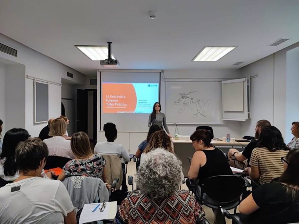 Paola Cardenas, psicóloga clínica especializada en el modelo Barnahus en Islandia, impartiendo una de las sesiones formativas del programa STEPS.
