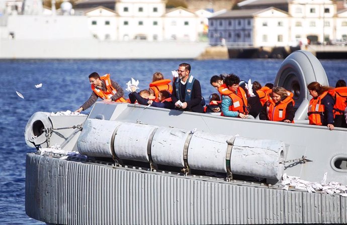 El alcalde de Ferrol, Ángel Mato (c), lanza barcos de papel junto a estudiantes a la ría de Ferrol, a 24 de octubre de 2022, en Ferrol, A Coruña, Galicia (España). Los 30.000 barcos han sido lanzados desde una embarcación de la Armada con unas 70 person
