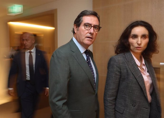 El presidente de la CEOE, Antonio Garamendi y la presidenta del Club siglo XXI, Paloma Segrelles, 