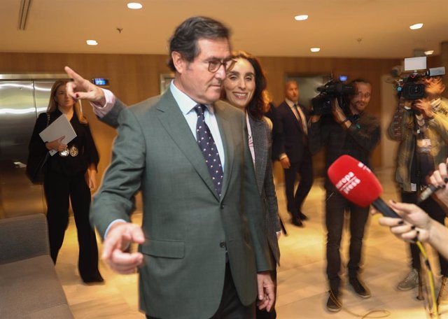 El presidente de la CEOE, Antonio Garamendi, y la presidenta del Club siglo XXI, Paloma Segrelles, ofrecen declaraciones a los medios a su llegada a un almuerzo-coloquio organizado por el Club Siglo XXI, a 24 de octubre de 2022, en Madrid (España).