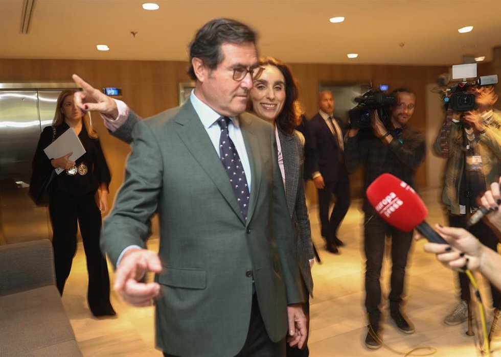 El presidente de la CEOE, Antonio Garamendi, y la presidenta del Club siglo XXI, Paloma Segrelles, ofrecen declaraciones a los medios a su llegada a un almuerzo-coloquio organizado por el Club Siglo XXI, a 24 de octubre de 2022, en Madrid (España).