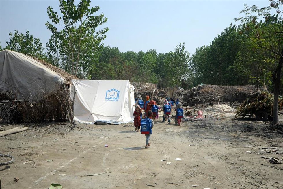 Tienda de campaña para desplazados por las inundaciones en Pakistán