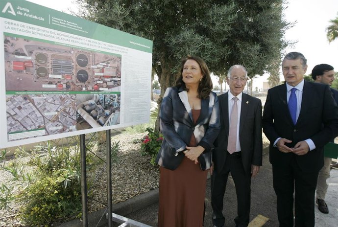 La consejera de Agricultura, Pesca, Agua y Desarrollo Rural, Carmen Crespo (i); el alcalde de Roquetas de Mar, Gabriel Amat (c); y el consejero de la Presidencia, Antonio Sanz (d), visitan las obras de emergencia de la EDAR de Roquetas de Mar (Almería). 
