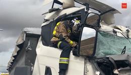 Archivo - Herido grave un camionero al chocarse contra una grúa en la M-50