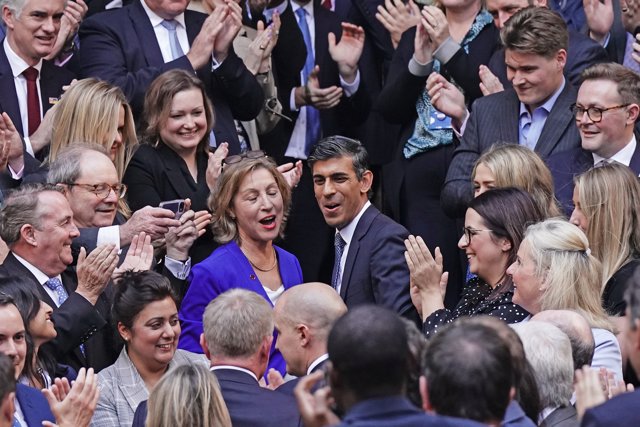 24 October 2022, United Kingdom, London: Rishi Sunak is congratulated as he arrives at Conservative party headquarters in Westminster, after it was announced he will become the new leader of the party. Photo: Aaron Chown/PA Wire/dpa