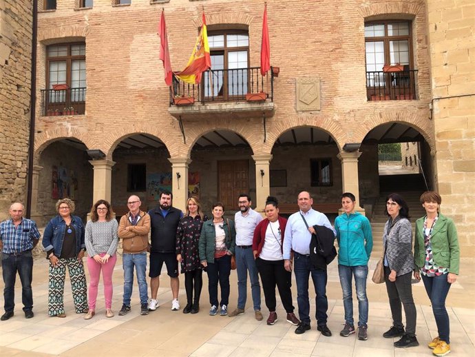 El director general de Administración Local, Jesús M Rodríguez, junto a representantes de las entidades que participan en el proyecto 'Tejiendo caminos en la Sierra de Codés-Navarra'.