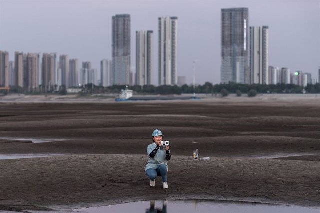 Archivo - Una mujer en el lecho sin agua del río Yangtsé a su paso por Wuhan