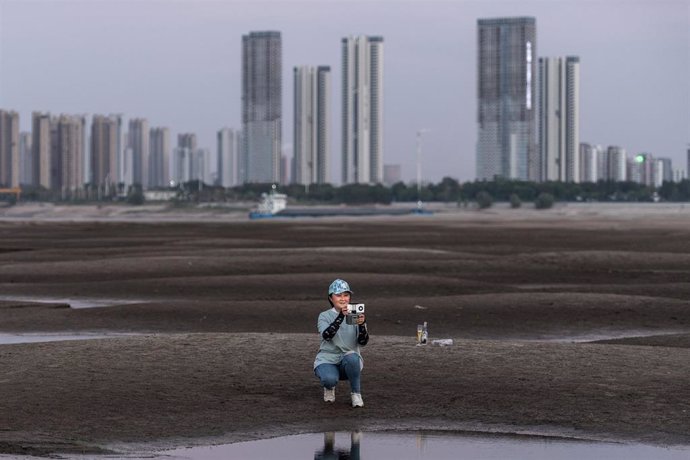 Archivo - Una mujer en el lecho sin agua del río Yangtsé a su paso por Wuhan