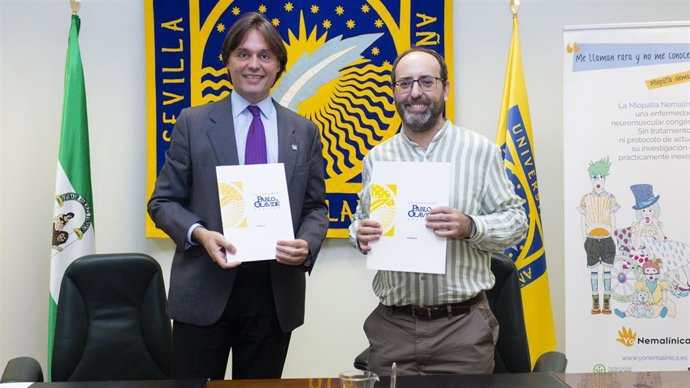 El rector de la UPO, Francisco Oliva Blázquez, y el representante de la asociación Yo Nemalínica, Daniel Rodríguez, firman un nuevo convenio de colaboración.