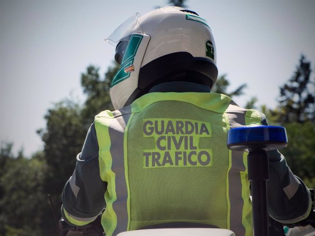 Un agente de Tráfico de la Guardia Civil de Huelva.