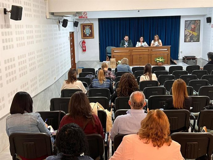 Curso formativo especializado en violencia de género para profesionales de los centros municipales de la mujer, celebrado en Lora del Río.