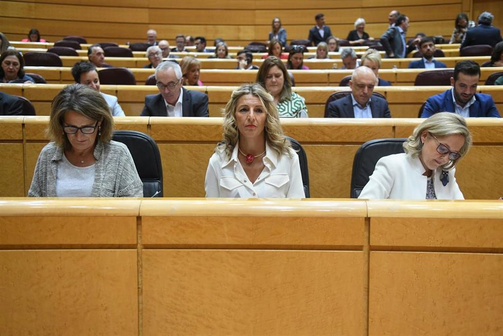 (I-D) La vicepresidenta y ministra para la Transición Ecológica y el Reto demográfico, Teresa Ribera; la vicepresidenta segunda y ministra de Trabajo, Yolanda Díaz; y la vicepresidenta primera y ministra de Asuntos Económicos y Transformación Digital, N