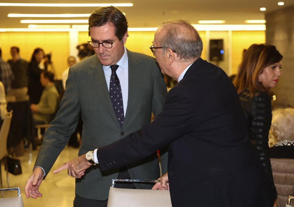 El presidente de la CEOE, Antonio Garamendi (i), a su llegada a un almuerzo-coloquio organizado por el Club Siglo XXI, en el Edificio Eurobuilding, a 24 de octubre de 2022, en Madrid (España). 