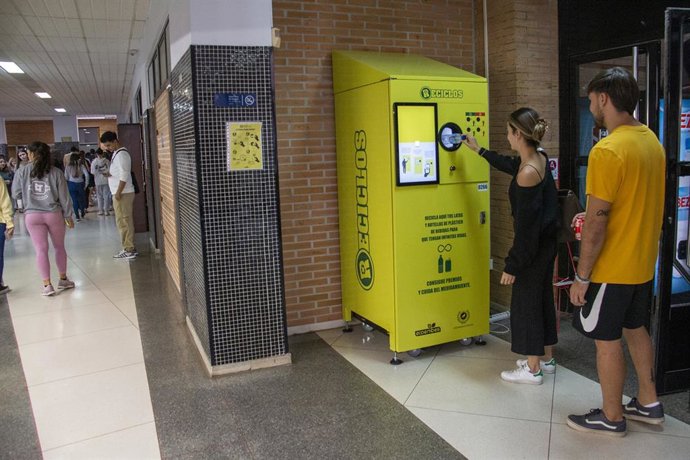 Seis centros universitarios disponen de máquinas que recompensan por reciclar