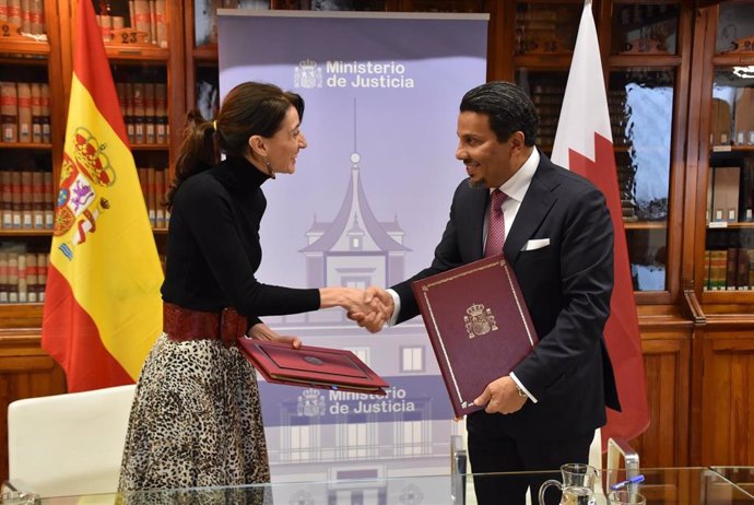 La ministra de Justicia, Pilar Llop, y el embajador de Qatar en España, Abdalla Al-Hamar.