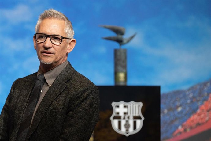El exfutbolista británico Gary Lineker posa durante el acto donde recibe el Premio Vázquez Montalbán en periodismo deportivo, en el Camp Nou, a 24 de octubre de 2022, en Barcelona, Catalunya (España). Gary Lineker jugó en el FC Barcelona entre 1986 y 19