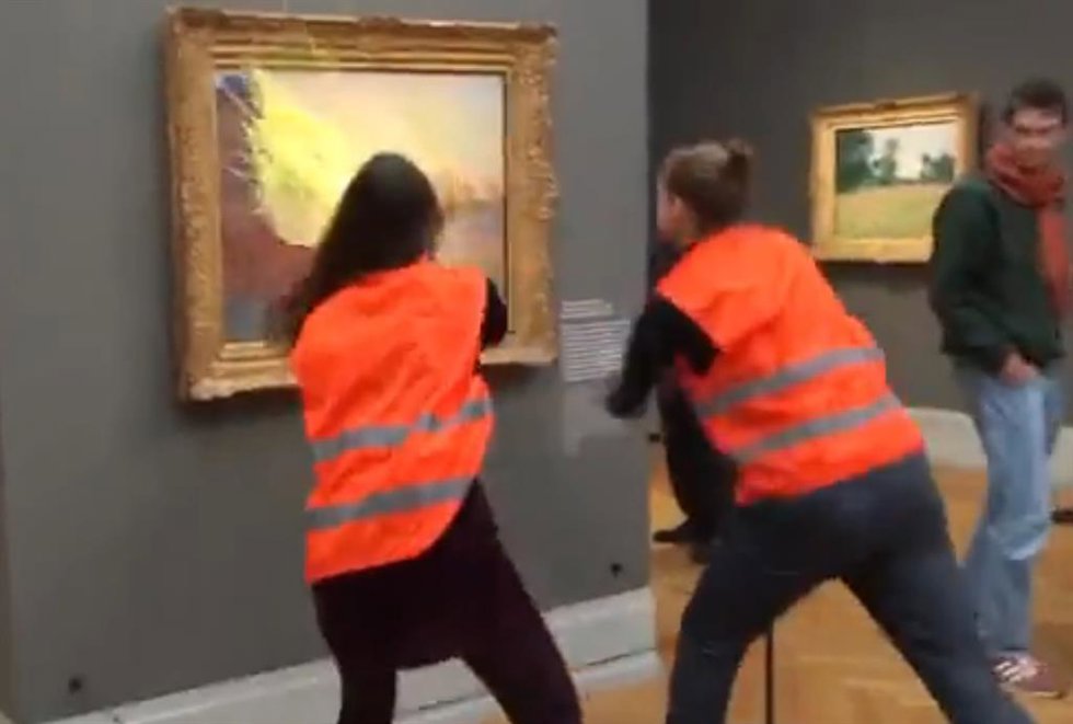 Activistas lanzan puré de patata contra un cuadro de la serie 'Los Pajares' del pintor francés Claude Monet