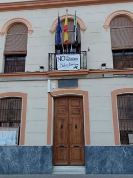 Pancarta contra el vertedero en la fachada del Ayuntamiento de Salvatierra de los Barros.