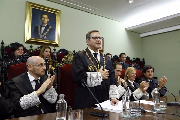 Archivo - Leandro Cabrera, decano del Colegio de Abogados de Granada, en pie